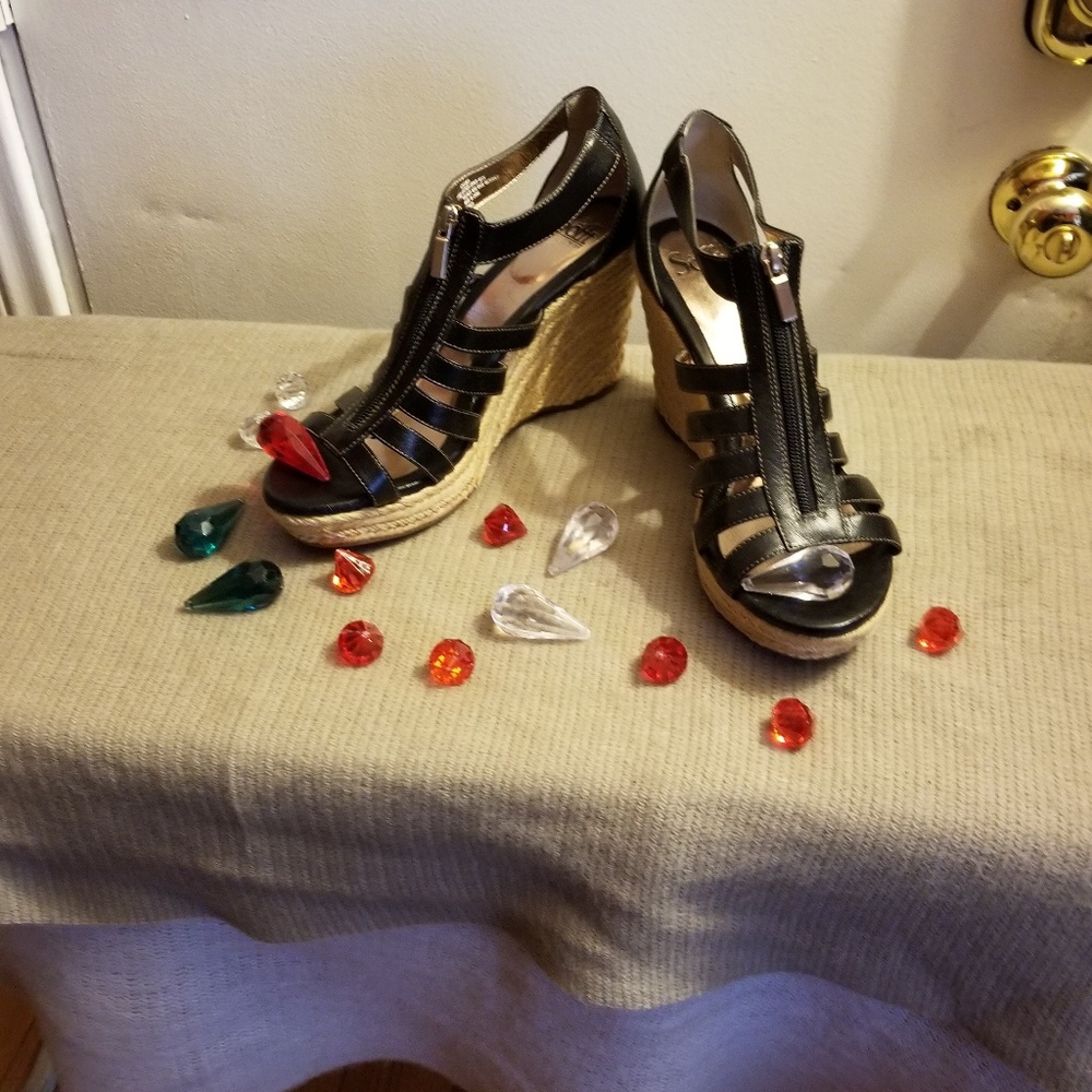 Sandal with a zipper in the front - no box